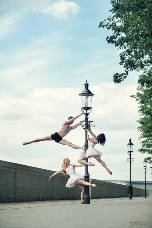 Ballerinas on a lamppost vonwong